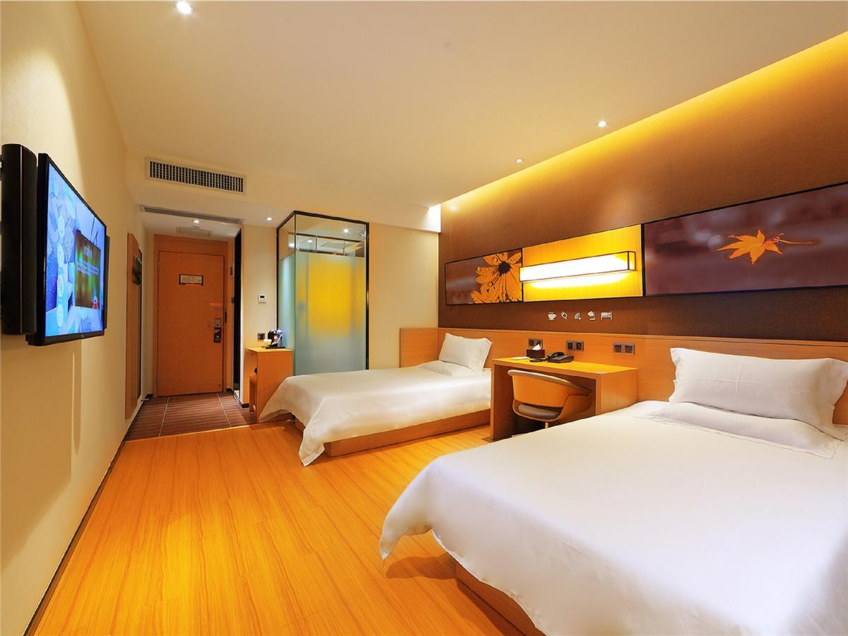 Iu Hotel Urumqi Shinianzi Bus Station Exterior photo